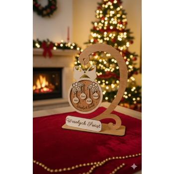 Drewniana Personalizowana Bombka na Stojaku – Wyjątkowy Prezent dla Rodziny